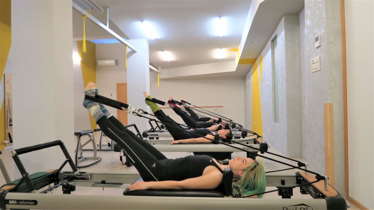Pilates na reformeru u Livada Centru Novi Sad Žene vežbaju pilates na reformeru u Livada Centru Novi Sad