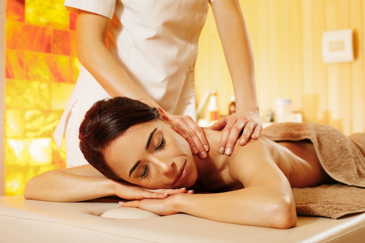 Relaks masaža i sauna – Novi Sad Žena uživa u relaks masaži leđa u Livada Centru Novi Sad