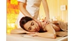 Žena uživa u relaks masaži leđa u spa ambijentu